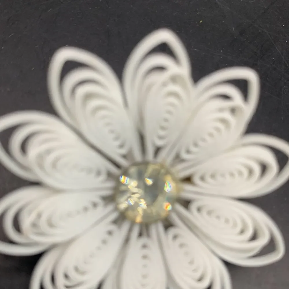 Vintage Plastic Daisy Pin